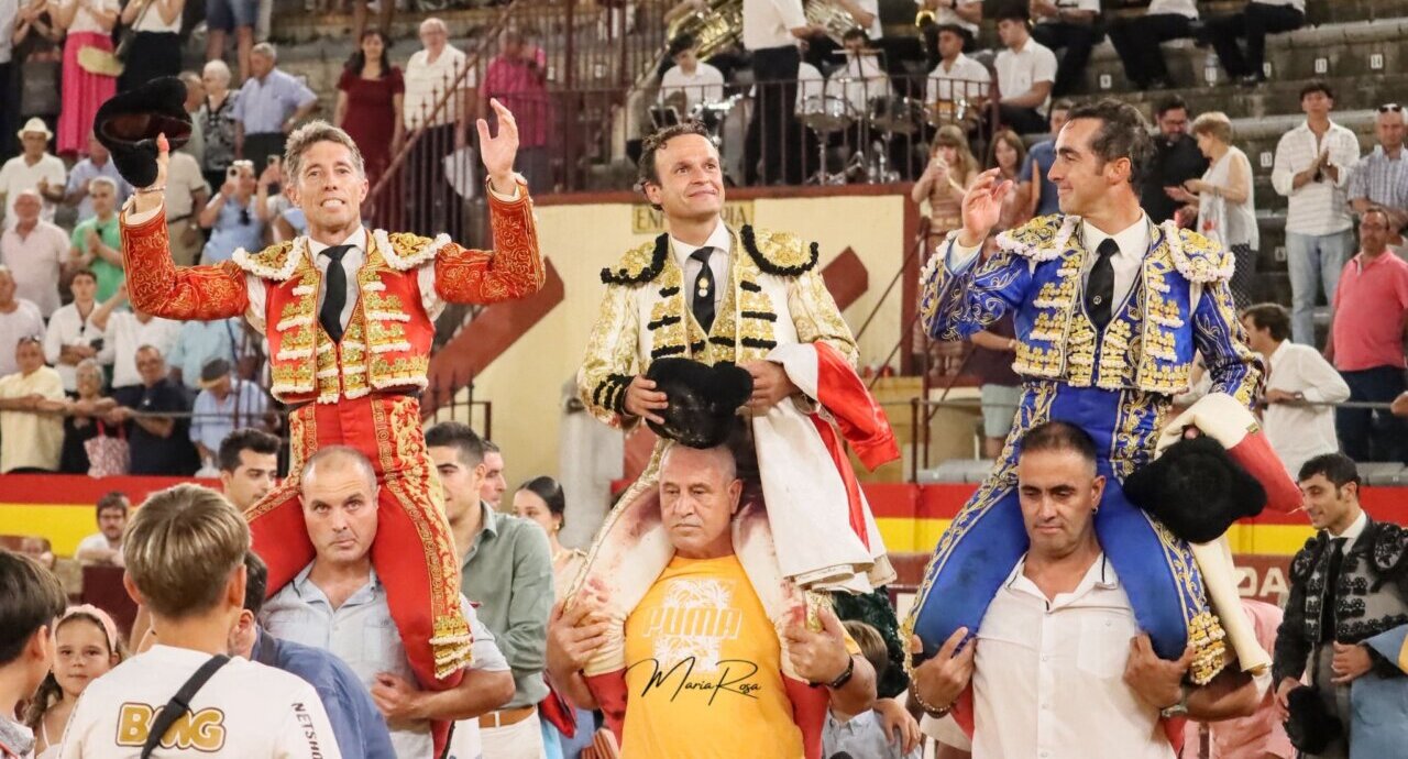 Éxito de la terna en Almendralejo; triunfo de Sánchez Vara y Emilio Serna en Calamocha; Miguel Giménez puntúa en Tafalla...