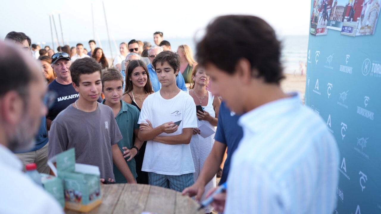 Roca Rey llena en la playa de El Puerto de Santa María en su encuentro con los jóvenes