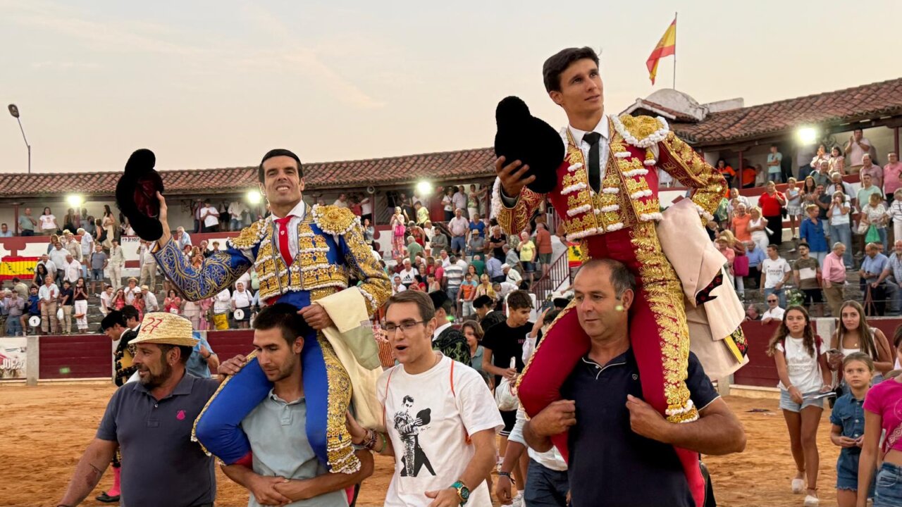 Pleno de Diosleguarde en Guijuelo, en hombros con Emilio de Justo