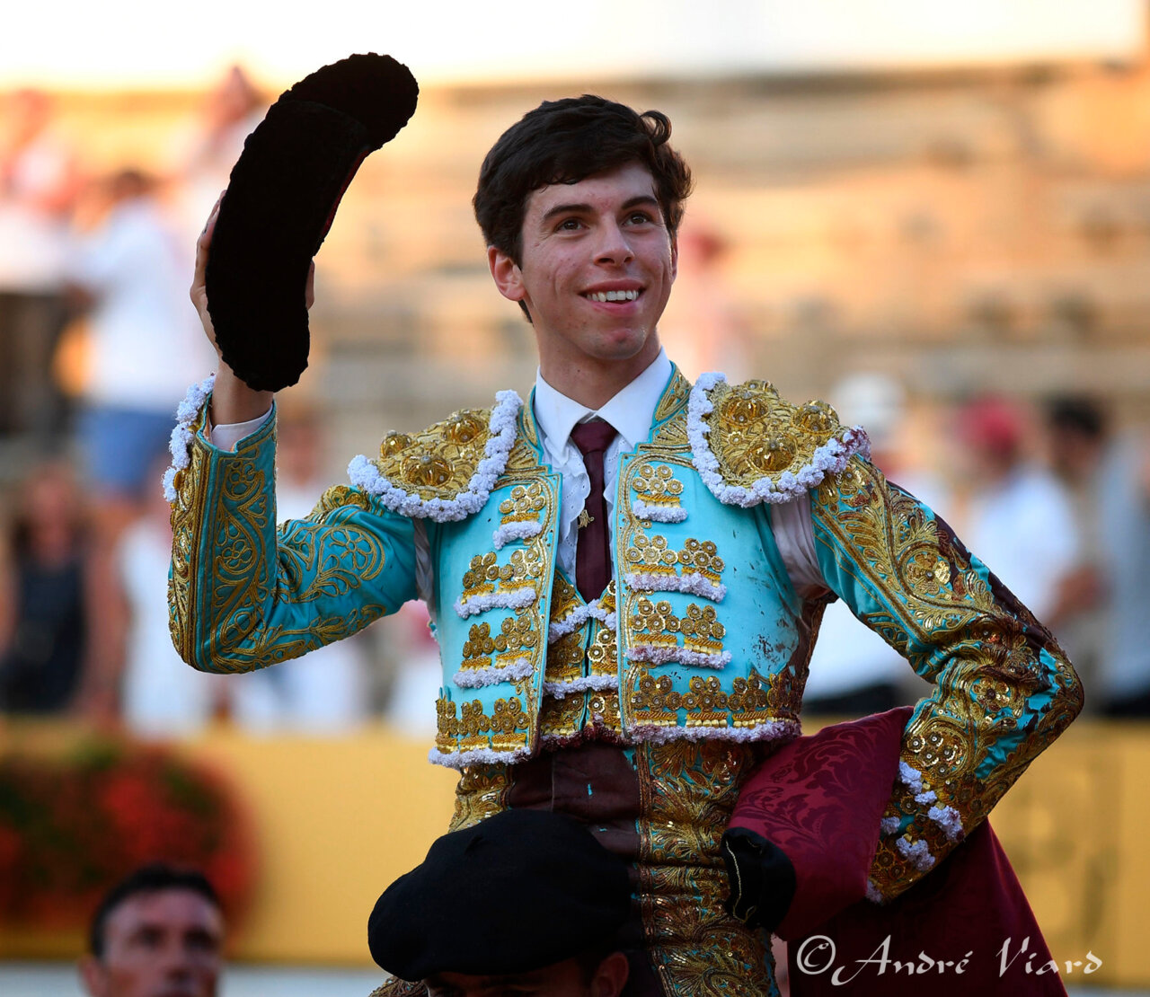 A hombros Julio Méndez en Hagetmau