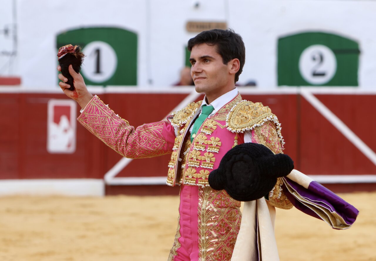 Juan Alberto Torrijos pasea la única oreja de la tarde en Villafranca del Cid