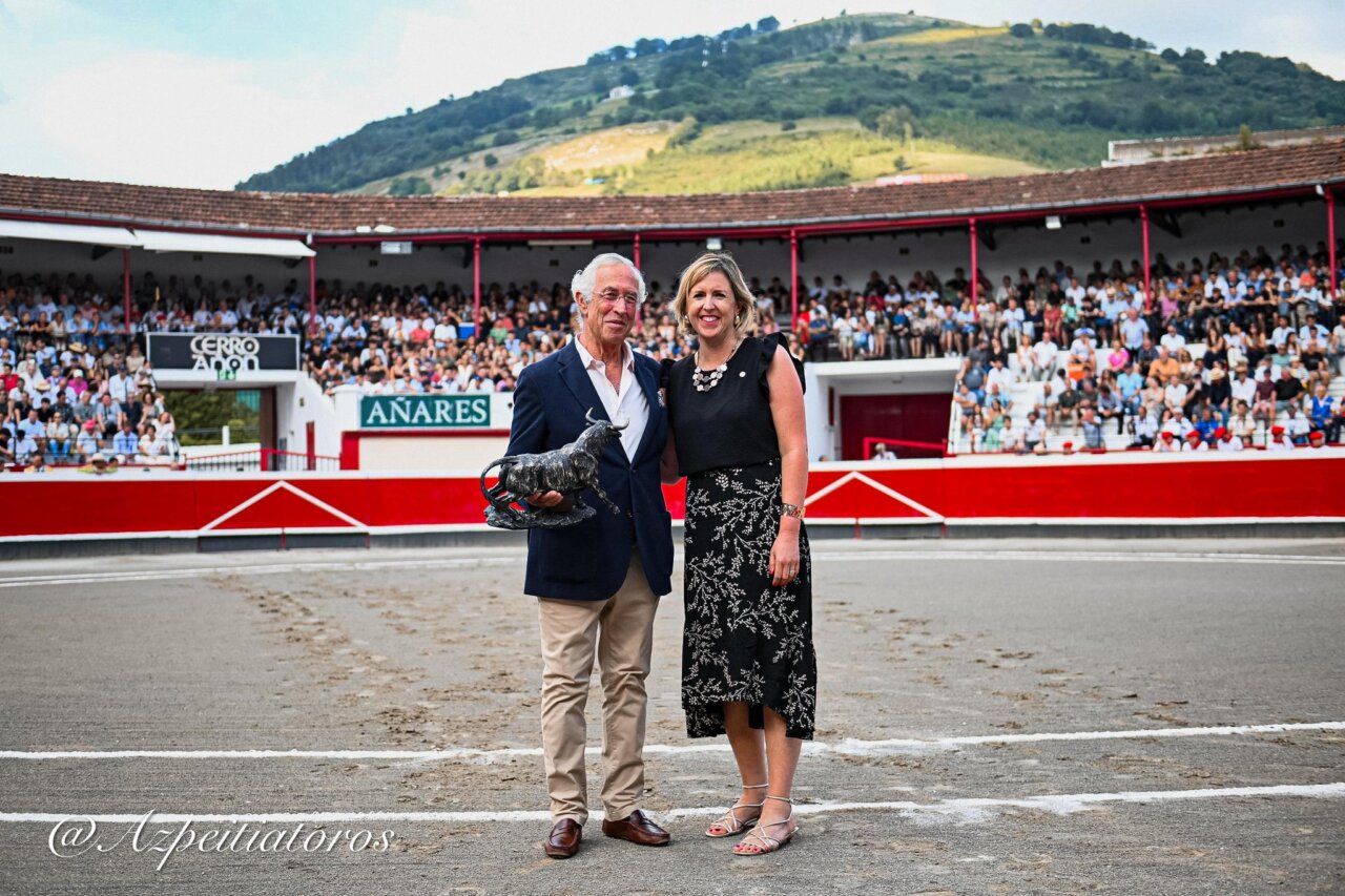 Joaquim Grave recogió en Azpeitia el trofeo al mejor toro de la Feria de San Ignacio 2024