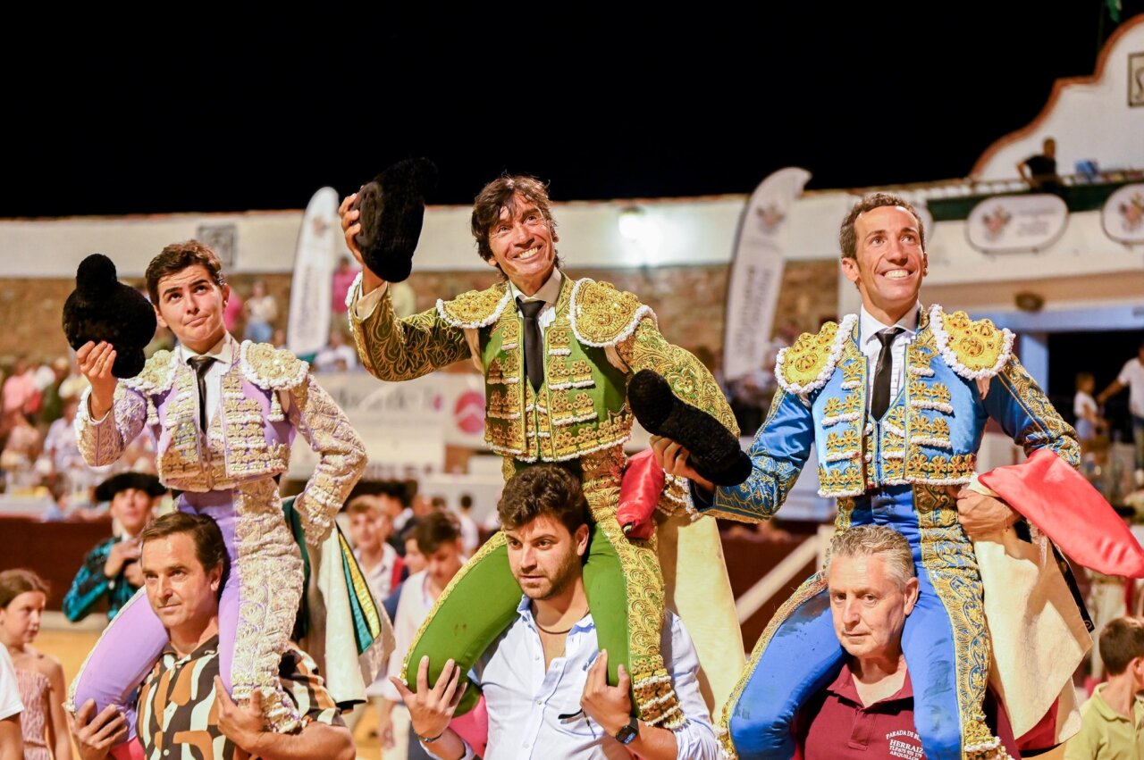 Triple puerta grande en Villanueva