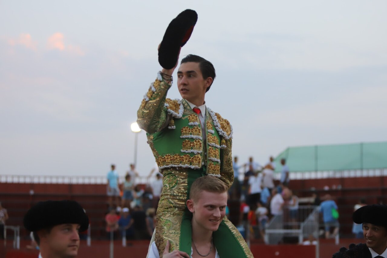 Bruno Aloi salió a hombros en Almorox.