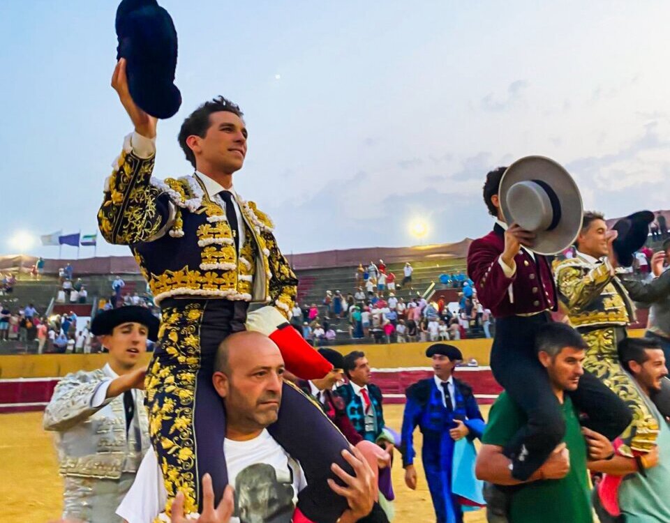 Pleno de Ginés Marín, en hombros con Escribano y Leonardo; puerta grande para Juan de Castilla...