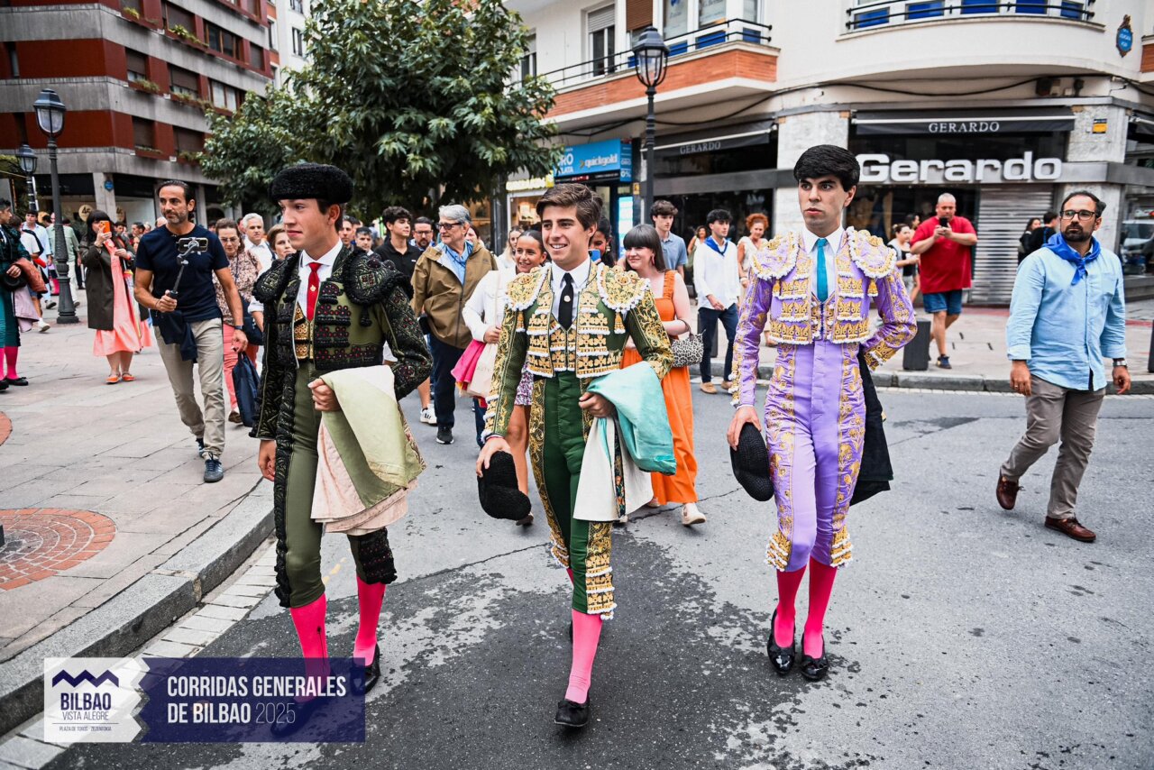 La terna novilleril, por las calles de Bilbao