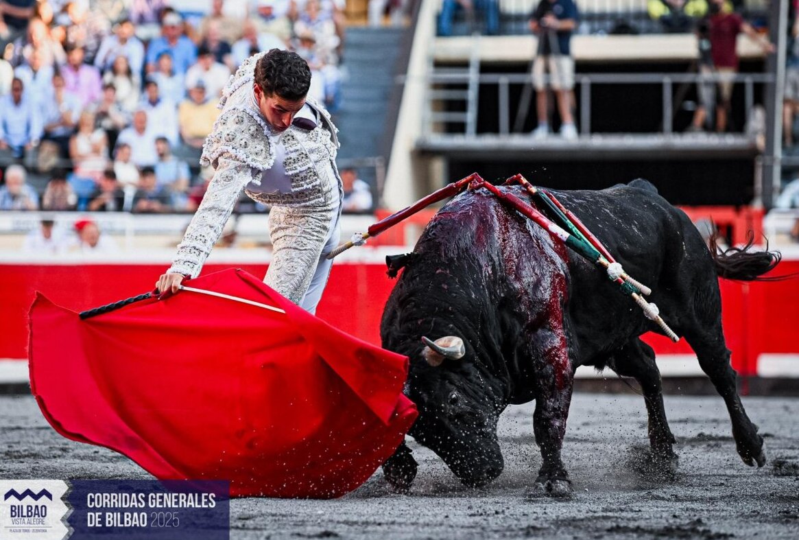 Una oreja para Adrián y un bravo Hostelero rescatan la tarde en Bilbao