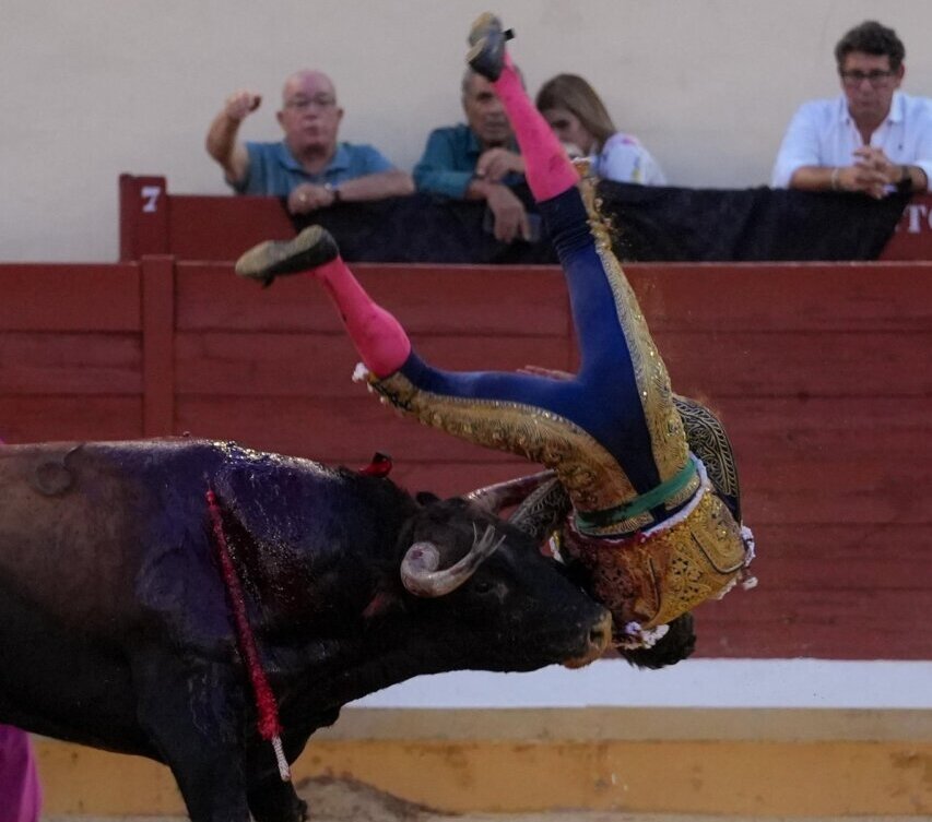 Volteretón a Fernando Adrián en tarde de competencia con Víctor Hernández; pleno de Galván, en hombros con Barroso