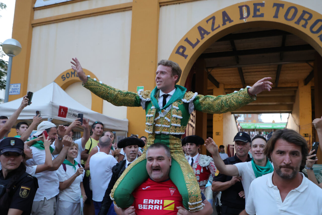 Clemente, por la puerta grande en su debut en Huesca