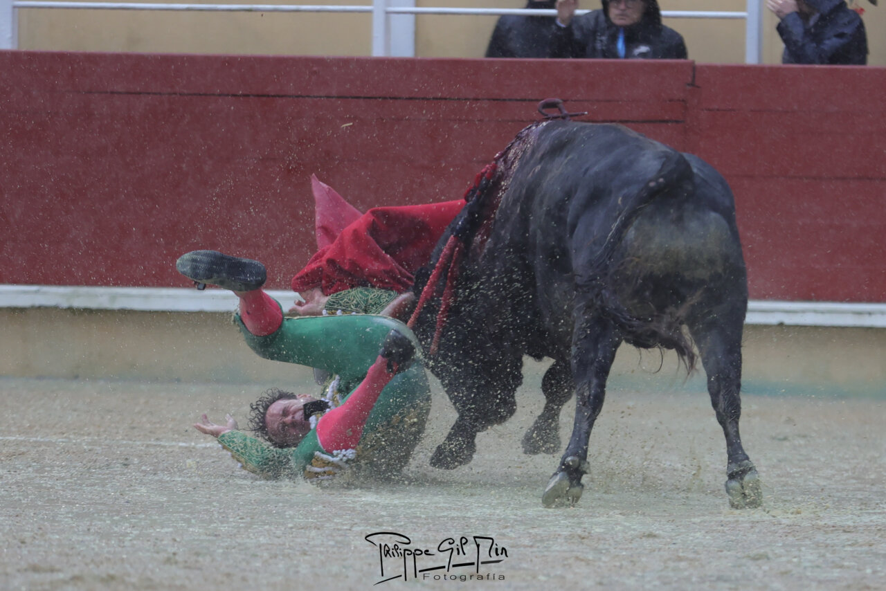 Cogida al entrar a matar a un épico Ferrera que salió de la enfermería a lidiar al cuarto