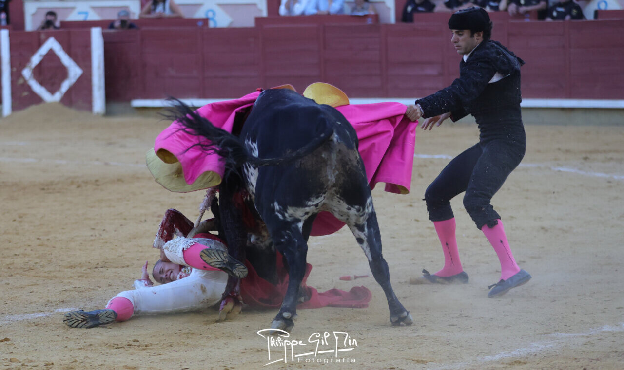 Arrojo de Olga Casado, dos cogidas al entrar a matar en el cierre de Cuenca