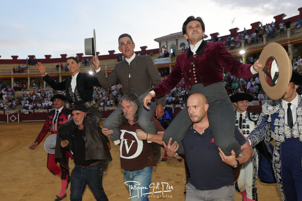 Diego Ventura, tres orejas y rabo, a hombros con Lea Vicens en Cuenca