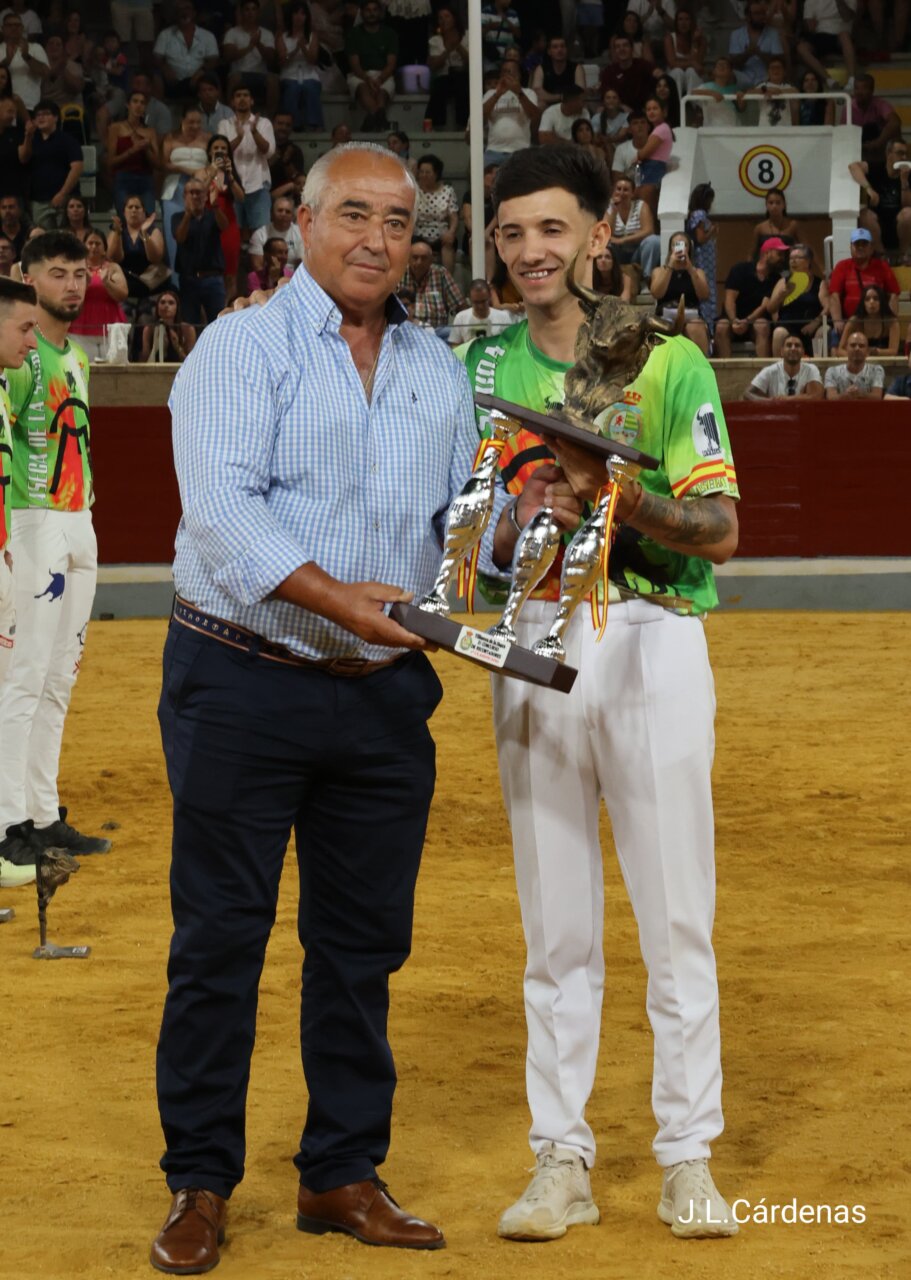 Roberto Carlos "Triki", triunfador de los recortes de Villaseca ante un lleno histórico