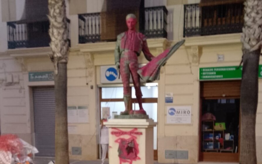 Vandalizan de nuevo la estatua de Enrique Ponce en Chiva