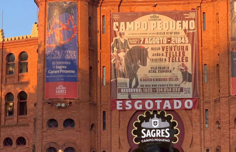 La monumental de Campo Pequeno lució el pasado jueves en su fachada principal el cartel de "Esgotado".