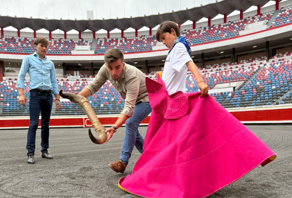 Juan Leal, una clase de toreo de salón con los jóvenes de Bilbao