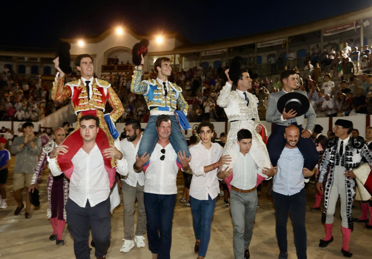 Pinar, Peñaranda y Navalón, a hombros en la victorinada de Casas Ibáñez