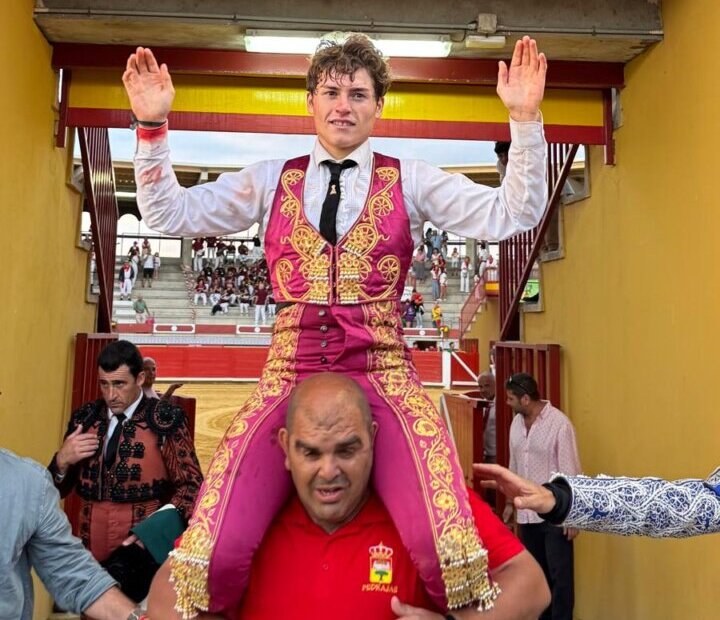 Triunfo de Álvaro Serrano, fuerte voltereta en Pedrajas de San Esteban; Pedro Andrés, dos vueltas al ruedo en Calahorra