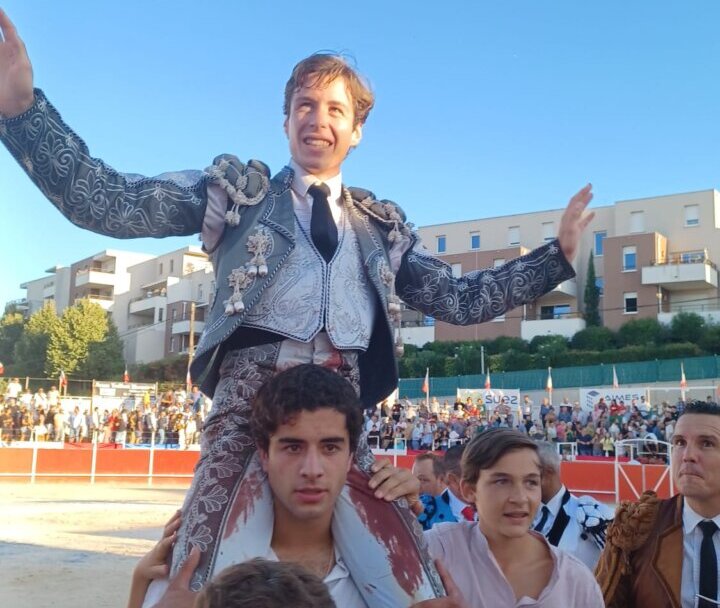 Triunfal gesta en solitario de Christian Parejo, cinco orejas en Boujan-Sur-Libron