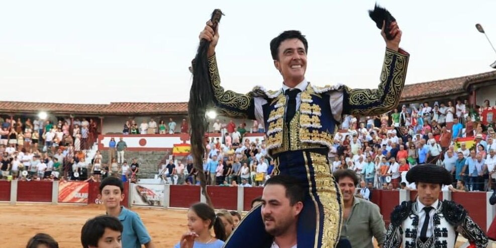 Honores para El Capea en la última tarde de su carrera