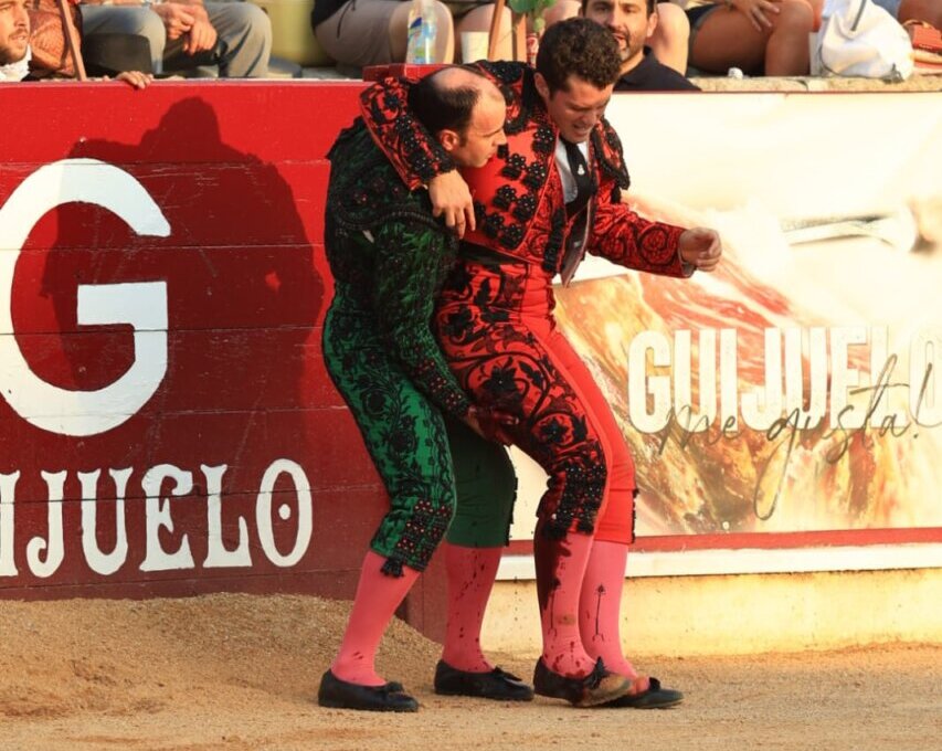 Grave cornada de dos trayectorias de 10 y 15 cm en el muslo derecho a Juan Luis Moreno en Guijuelo