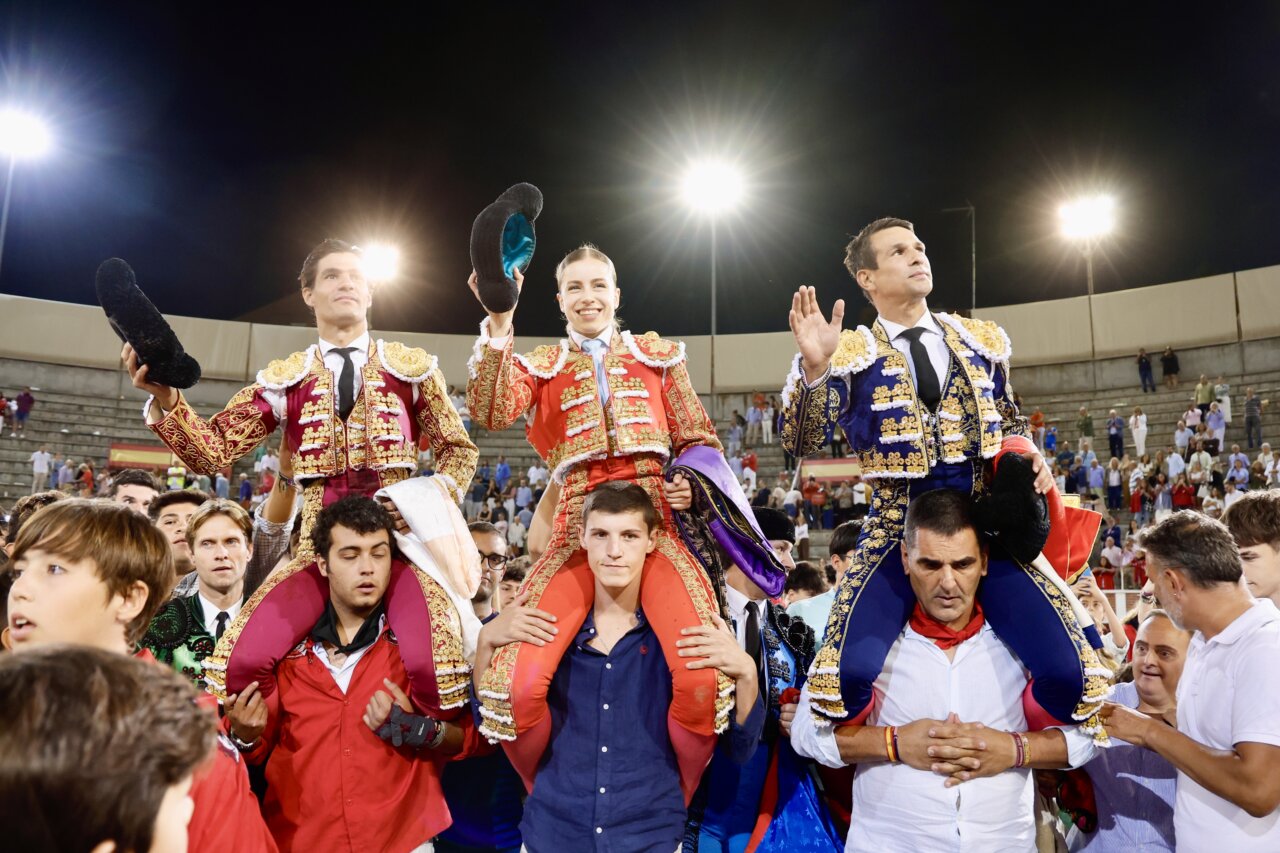 Caro toreo al natural de Aguado, elegancia de Manzanares y entrega de Olga Casado