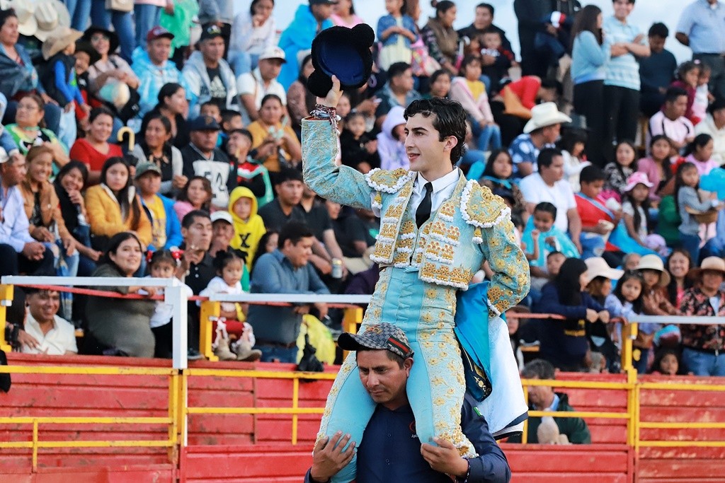 Manuel Perera, tres orejas y un rabo en Atoyatempan