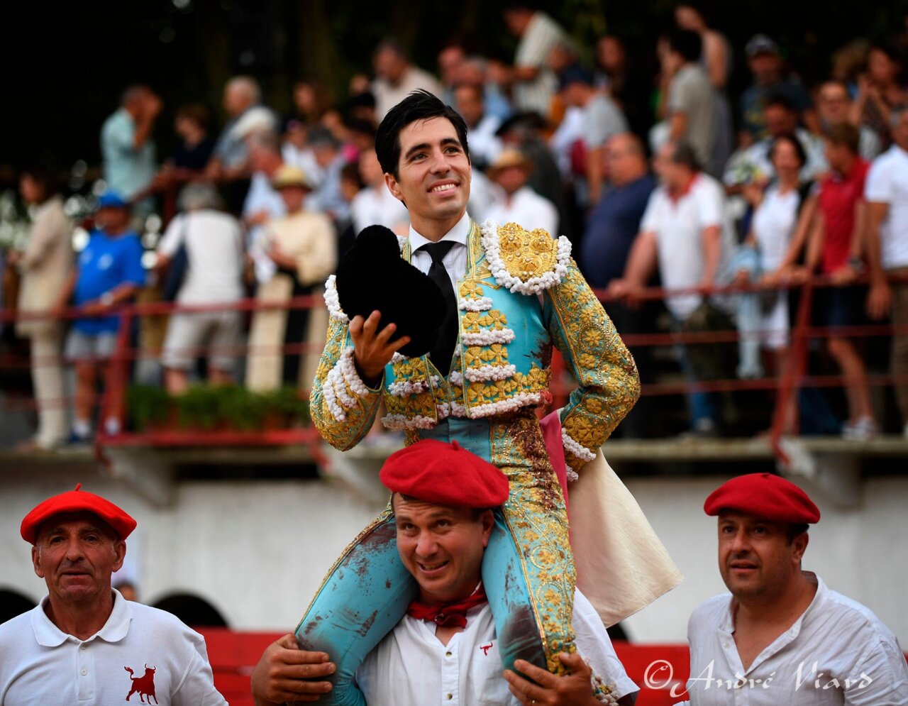La torería de Álvaro Lorenzo se lleva el gato al agua en Riscle