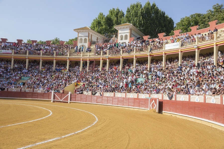Maxitoro sorteará 100 capotes y 30 agendas taurinas entre los asistentes a la Feria de San Julián