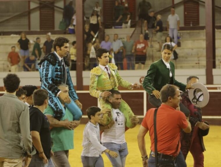 Triunfal tarde en Villarrubia de los Ojos, la terna y el mayoral a hombros
