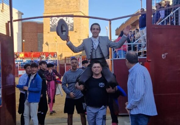 Adrián Venegas, en hombros en Mayorga