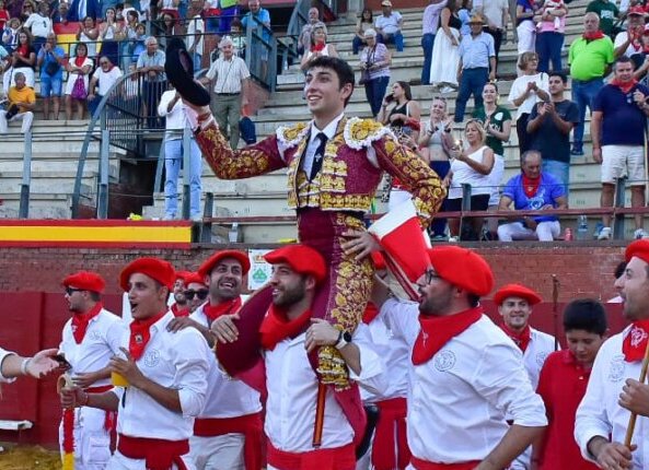 Pedro Andrés triunfa con la de Dolores Aguirre en Tordesillas; Jorge Hurtado, cuatro orejas y rabo de un cebada de vuelta...