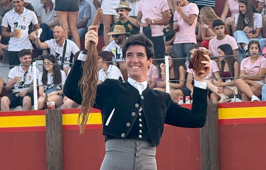 Esaú Fernández, cuatro orejas y dos rabos en el festival de Casatejada este sábado.