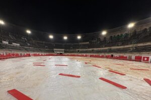 Imagen de la lona que cubría el ruedo la noche del sábado, cuando también llovió en Nimes.