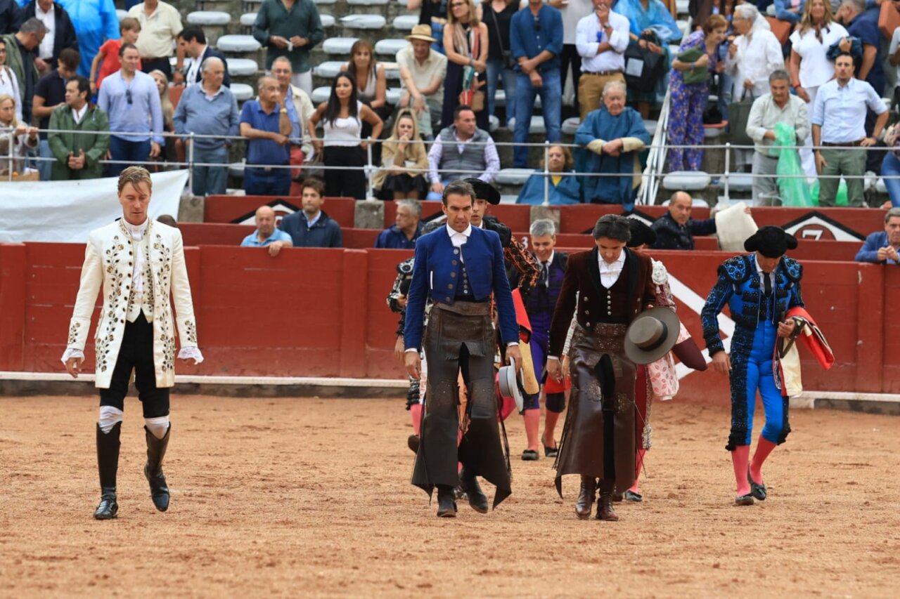 Un pletórico Ventura pasea dos orejas en Salamanca antes de la suspensión