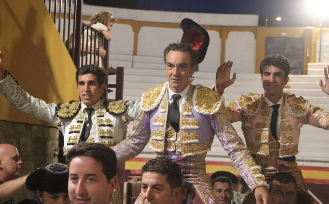 El Melli indulta, a hombros con El Cid y Adrián de Torres en Villacarrillo