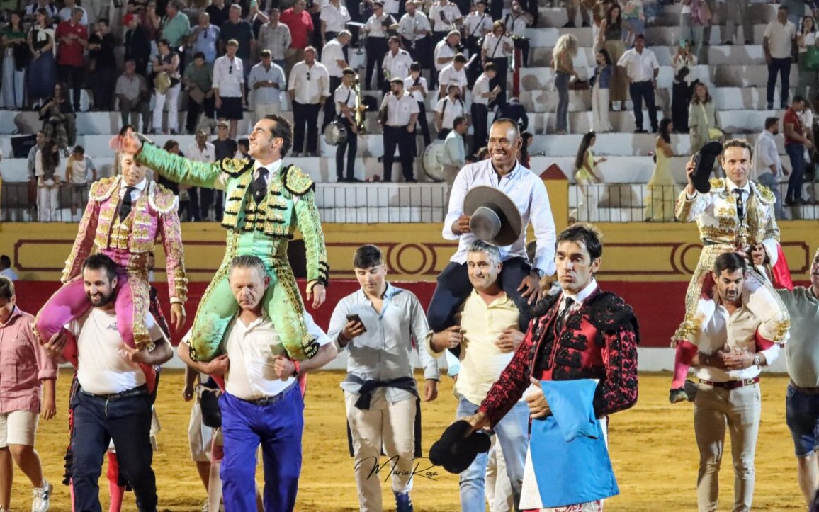 En Barcarrota no faltó de nada: lleno, orejas, rabo y un indulto