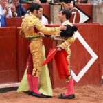 El joven homenajea al maestro en Salamanca. APLAUSOS