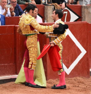 El joven homenajea al maestro en Salamanca. APLAUSOS
