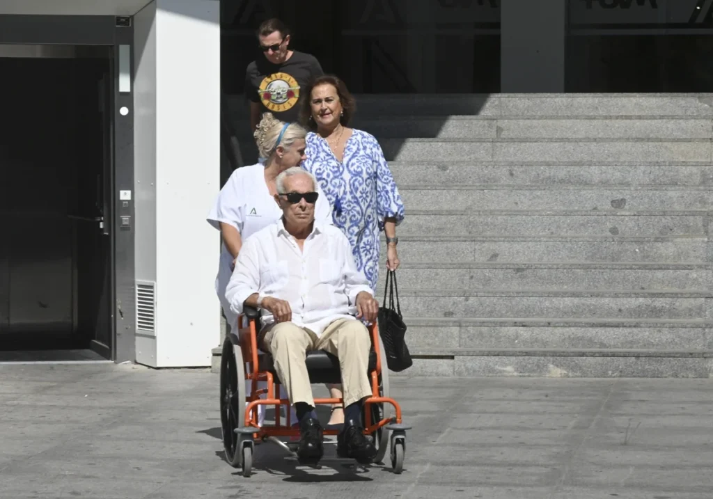 Curro Romero, a la salida del Hospital, junto a su esposa Carmen Tello I GTRES-ABC
