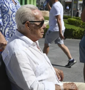 Curro Romero, a la salida del Hospital I GTRES-ABC