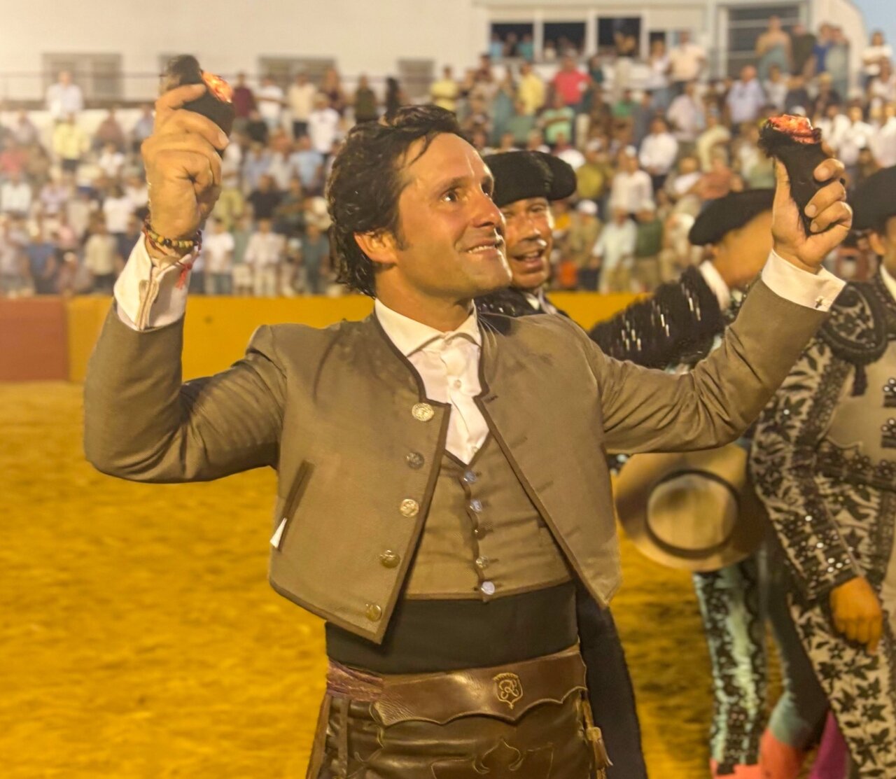 Leonardo, Andrés Romero y Adrián Venegas, doce orejas y dos rabos