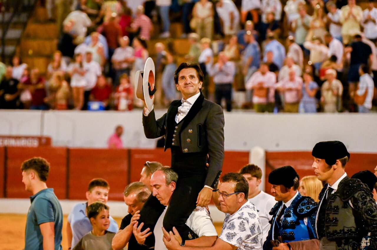 Maestría de Ventura en Villanueva del Arzobispo, cuatro orejas y un rabo