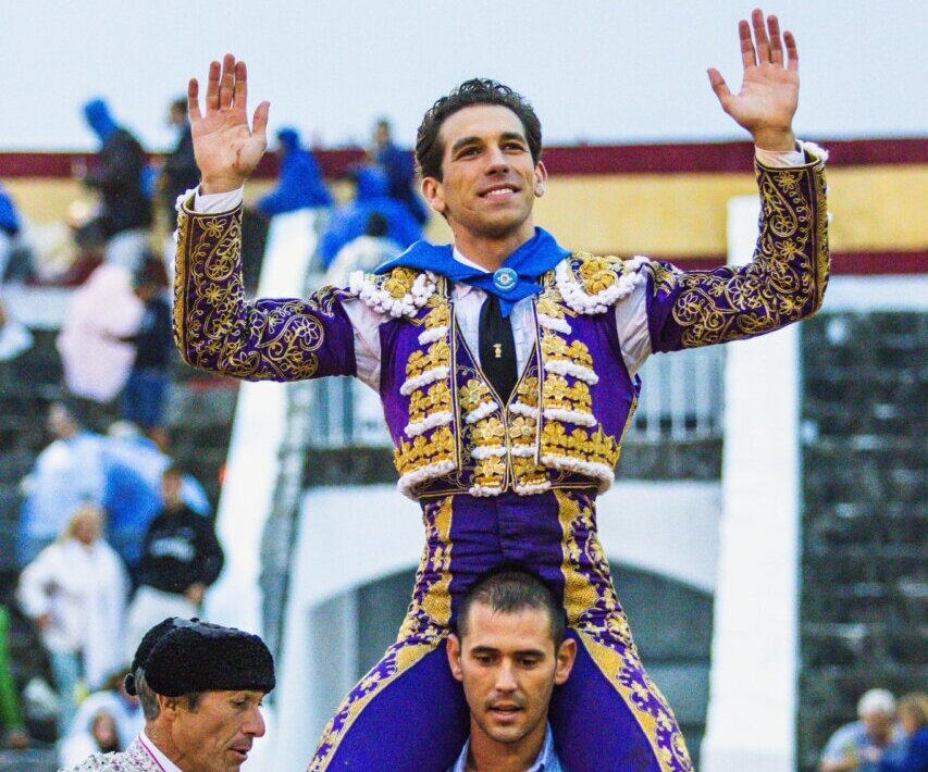 Cara y cruz en Santoña: éxito de Ginés Marín y lesión de Román