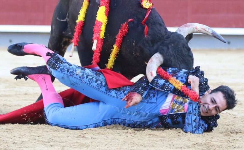 Cornada interna de 12 cm en gemelo izquierdo a Alejandro Quesada en Albacete