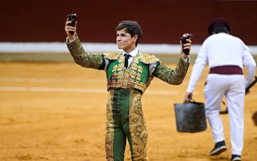 Aarón Palacio se lleva el Capote de Paseo del Gobierno de La Rioja