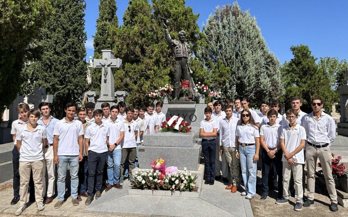 Los alumnos de la Escuela Yiyo visitan la tumba de su maestro en el aniversario de su muerte