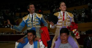 Salida a hombros de David de Miranda y Olga Casado este sábado en Tovar. Foto: Camilo Cepeda.