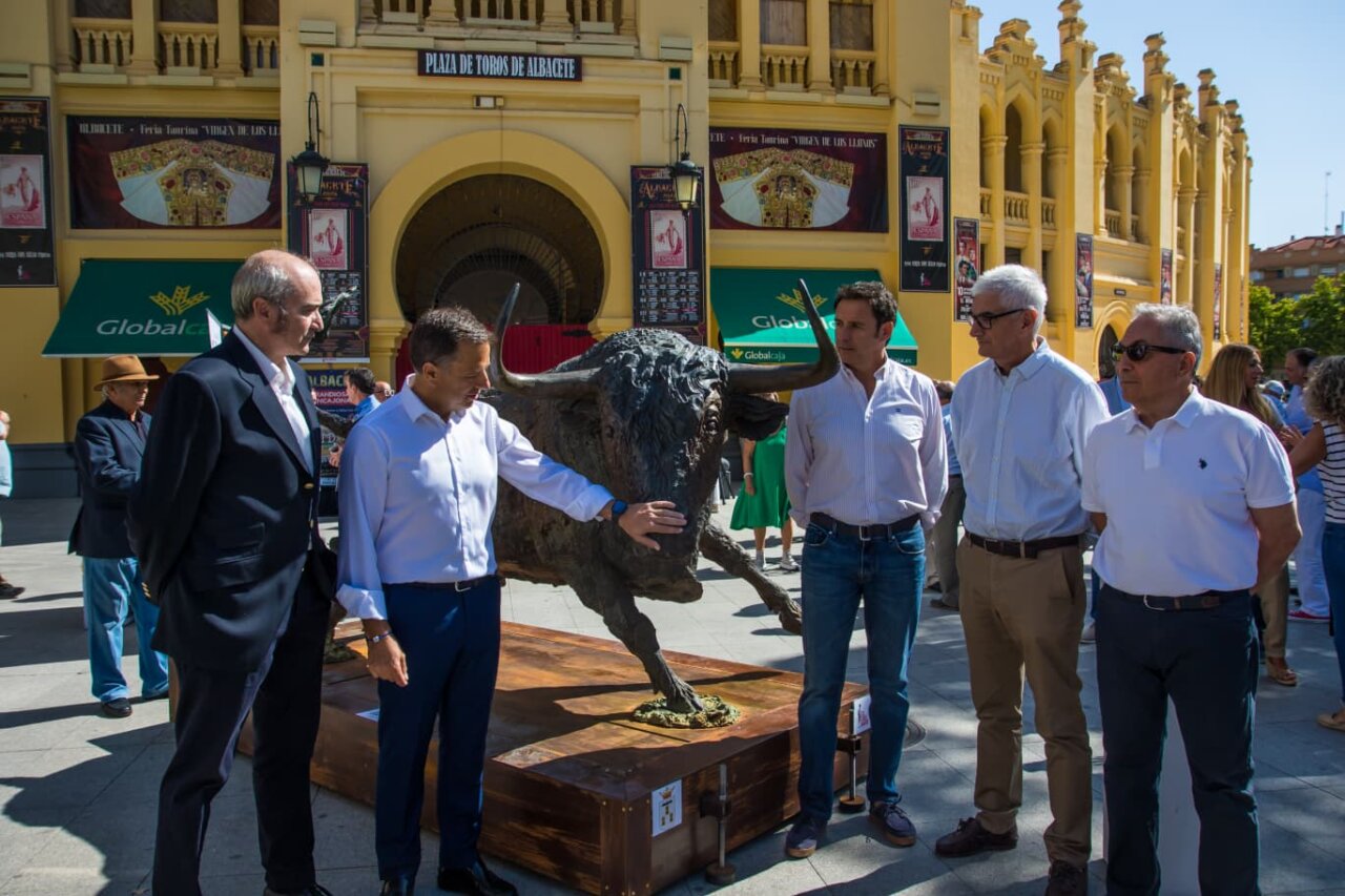 Inaugurada la escultura del toro bravo que presidirá la feria de Albacete