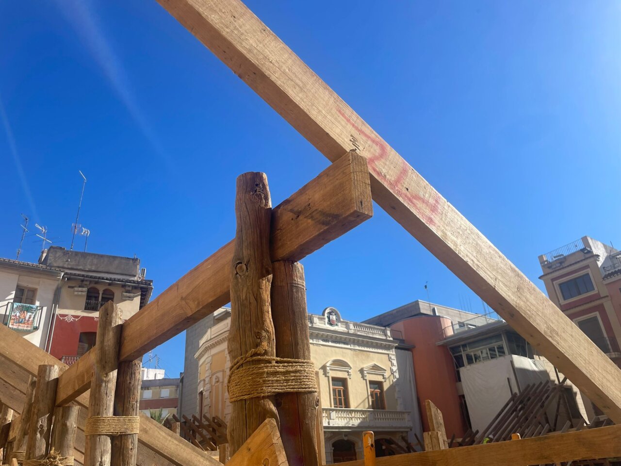 Algemesí levanta su plaza de toros reforzando las maderas afectadas por la DANA